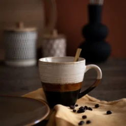 Maisons Du Monde Bols, Tasses Et Mugs Mug En Faïence Crème, Marron Et Grise - Lot De 2 -Bols, tasses et mugs Soldes Boutique mug en faience creme marron et grise 1000 2 21 208014 2